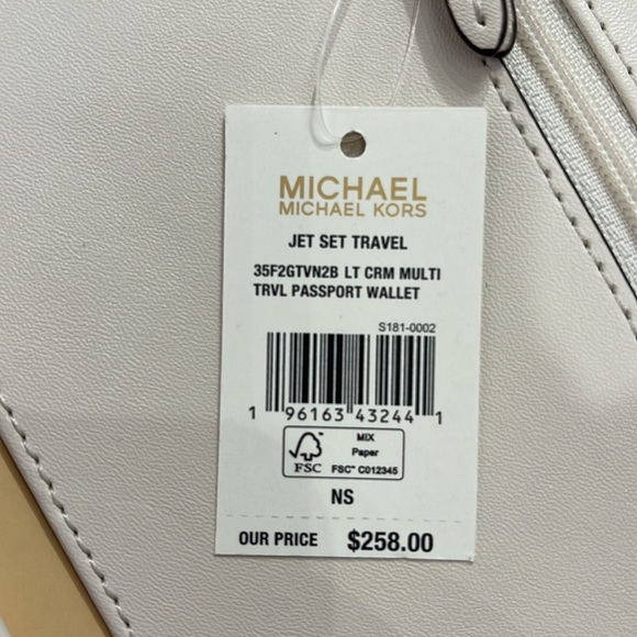 Michael Kors Jet Set Travel Passport Wallet
Light Cream Signature/Golden-Tone - Picture 8 of 16